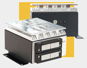 FlatMan BOX-PC mit embedded CPU Intel Core i5-1335U oder i5-1340P 10 Kernen - OHNE Lüfter und rundum in der Schutzklasse IP67 und NORMALEN Signal-Kabel wie USB / HDMI oder LAN CAT 6.